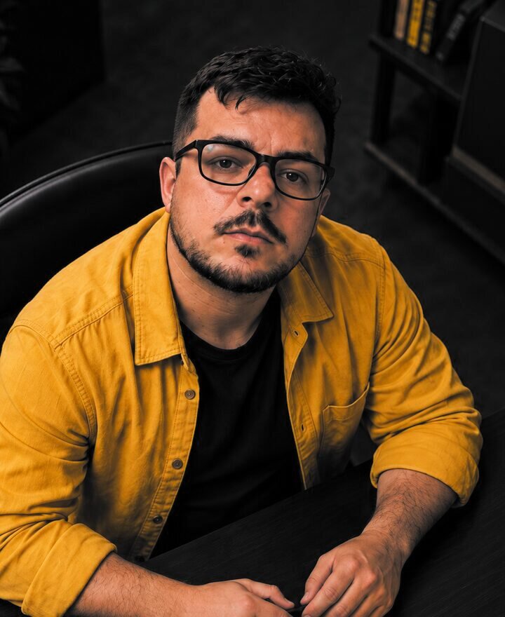 Lucas Harry, fundador da LMH Digital, sentado à mesa de trabalho